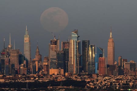Superluna rosa, horizonte de Nueva York y el Empire State Building, visto desde West Orange, en Nueva Jersey, EE. UU., El 26 de abril EDUARDO MUNOZ - Reuters