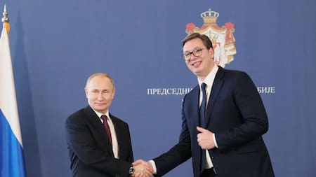 El presidente de Rusia y Serbia, juntos. Foto: Reuters