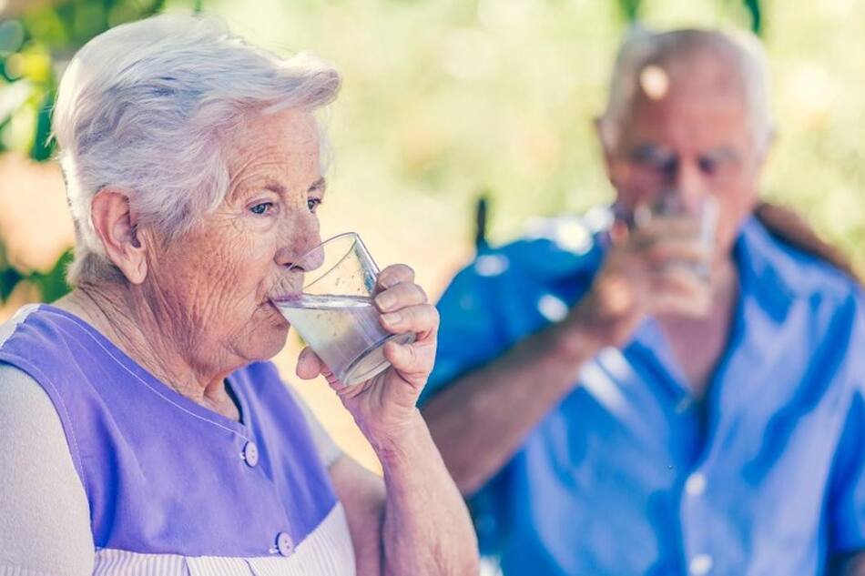 Calor, adultos mayores, hidratación, foto Gericare