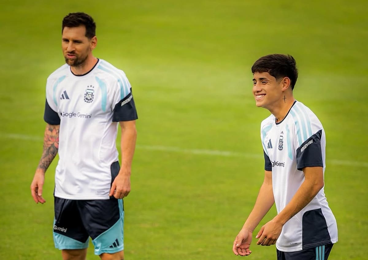Lionel Messi y Tomás Aranda durante un entrenamiento con la Selección Argentina.
