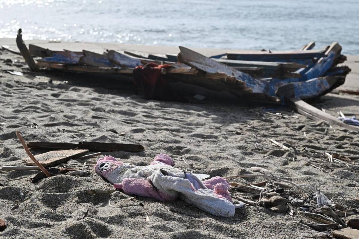 La barca en la costa italiana. Foto: EFE.