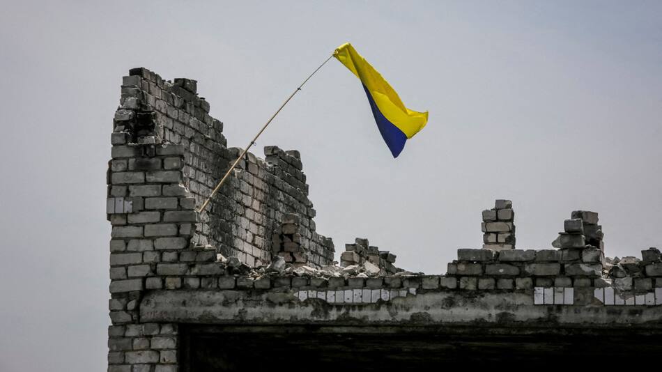 La bandera ucraniana, en la cima de una casa destruida en Neskuchne. Foto: Reuters.