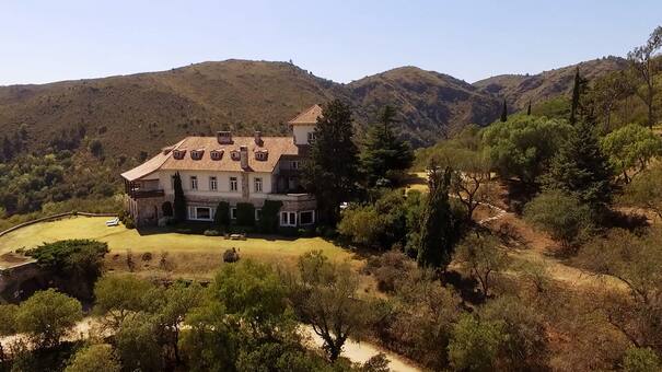 El castillo escondido en las montañas que hoy funciona como hotel: fue propiedad de un fabricante de armas que escapó del nazismo
