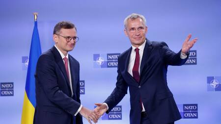 Kuleba y Stoltenberg. Foto: Reuters.