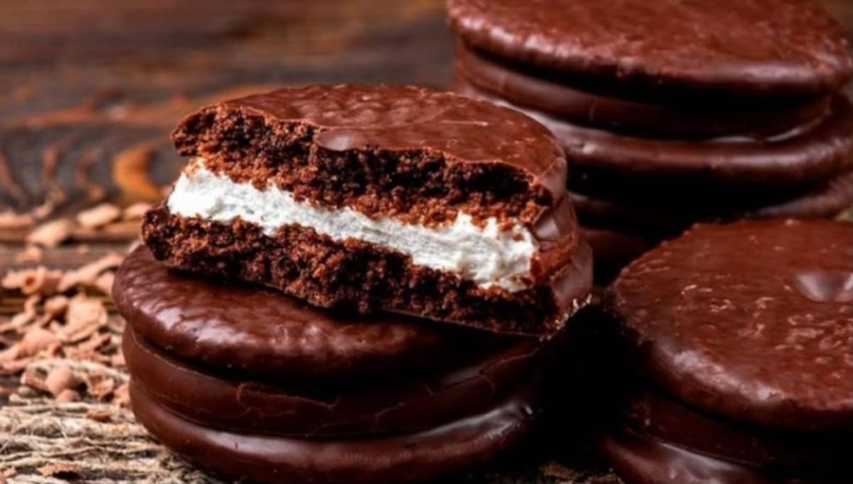 Variedad de alfajores artesanales de chocolate y dulce de leche exhibidos en el Festival del Alfajor en Baradero, Provincia de Buenos Aires