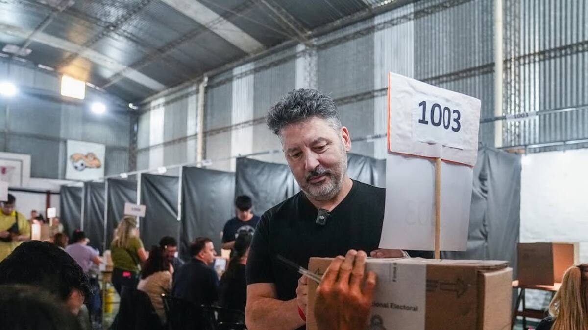 Gustavo Menéndez en las elecciones legislativas 2025.