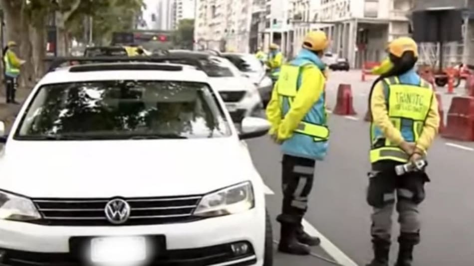 Un conductor de un auto diplomático se negó a hacer el control de alcoholemia en CABA. Foto: X / @rayomediacom.