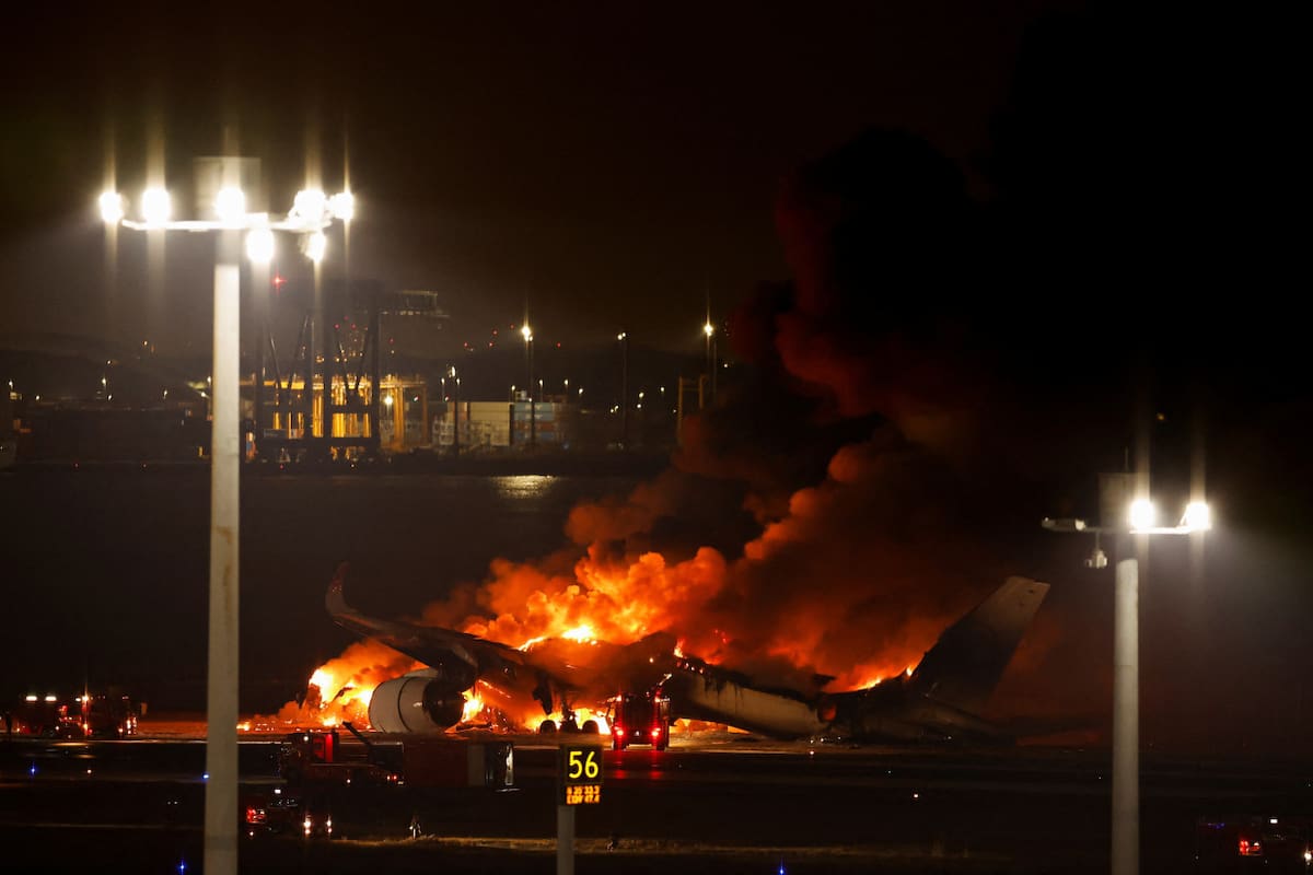 Incendio de un avión en un aeropuerto de Japón. Foto: Reuters.