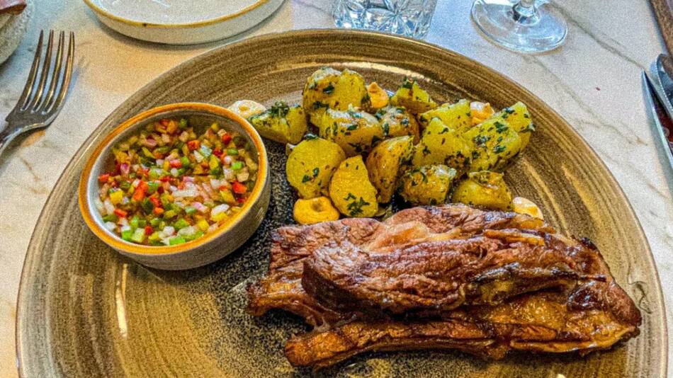 La salsa criolla elegida para varias carnes. Foto: gentileza @aviacionline