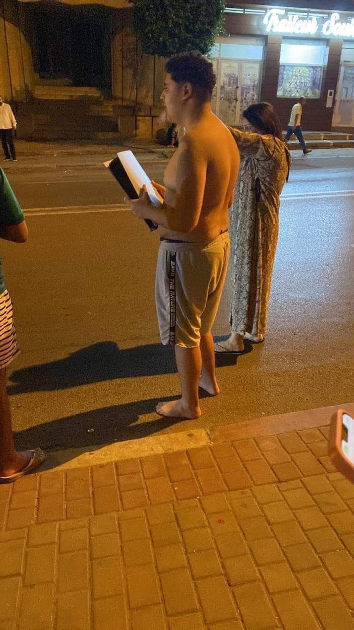 Un joven decidió salvar su PlayStation5 ante el terremoto en Marruecos: Foto: X @Oussazeus.