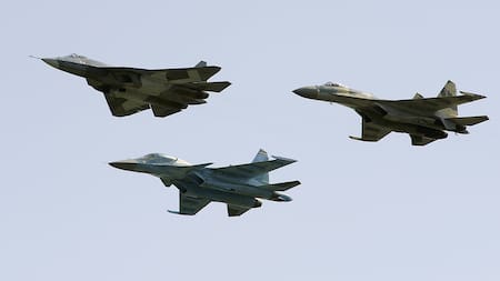 Una potencia asiática demostró su poderío aéreo: las dos nuevas versiones del caza furtivo J-20