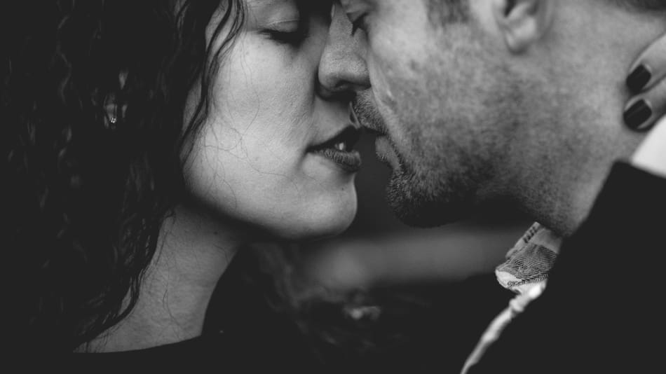Besos, besarse, parejas. Foto: Unsplash