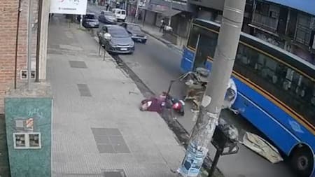 Colectivo embistió a un carrito de cartonero y una anciana terminó herida. Foto: NA.