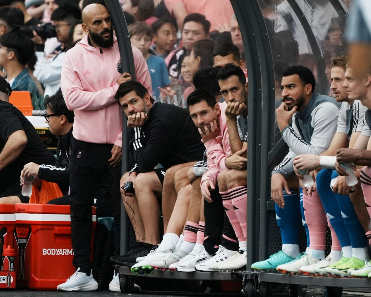 Lionel Messi, ante la atenta mirada de su guardaespaldas Yassine Cheuko. Foto: Reuters/Lam Yik
