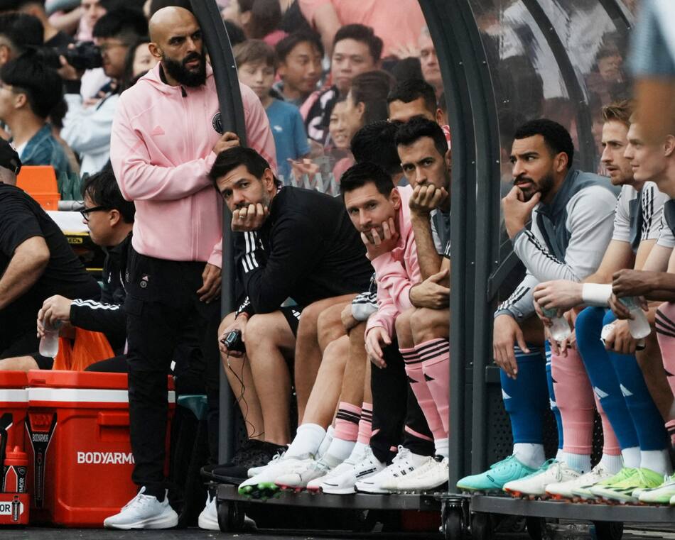 Lionel Messi, ante la atenta mirada de su guardaespaldas Yassine Cheuko. Foto: Reuters/Lam Yik