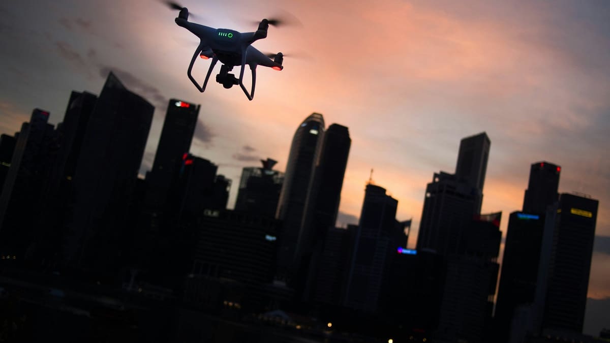 Drones, robots e IA: cómo China transformó la peligrosa limpieza de rascacielos en un negocio millonario