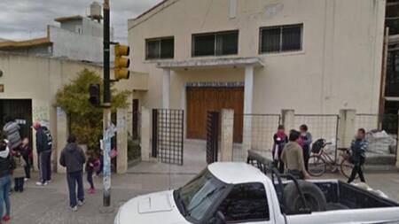 Prendió fuego boletas dentro del cuarto oscuro y casi provoca un incendio: logró escapar