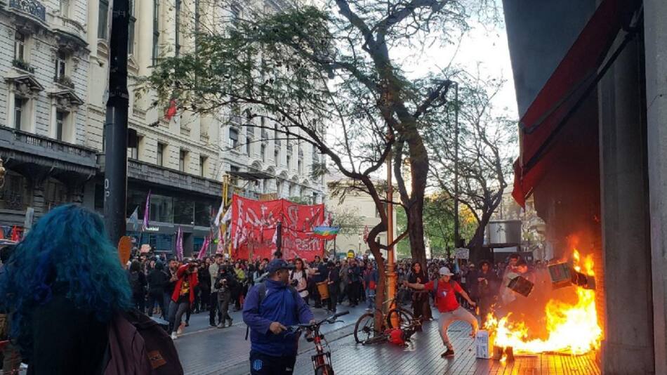 Protesta, incidentes y corridas frente al consulado de Chile