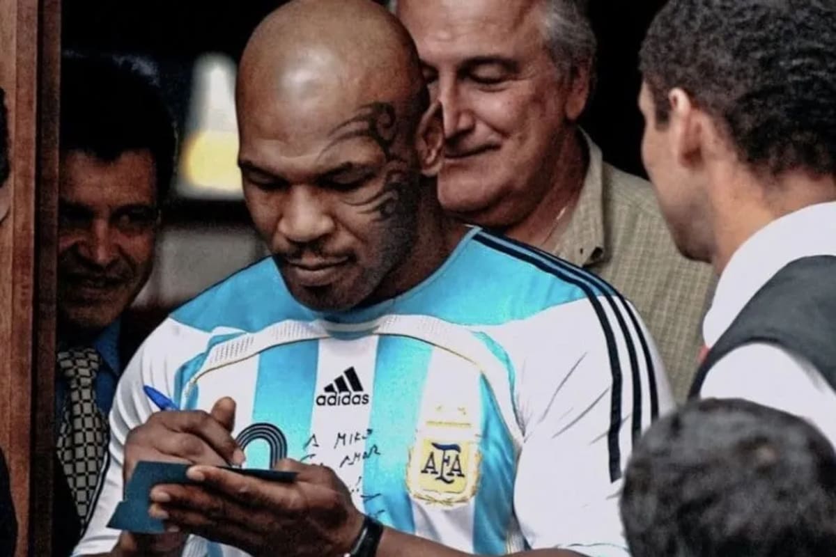 Mike Tyson con una camiseta firmada por Diego Maradona.