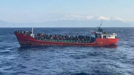 Carguero con migrantes a bordo frente a la isla griega de Creta. Foto: Europa Press