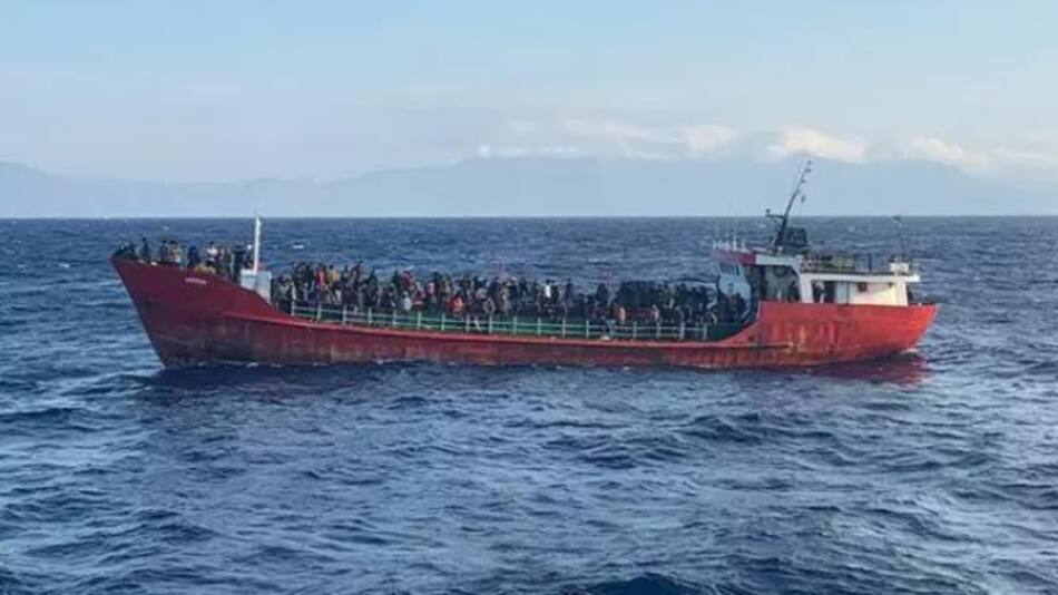 Carguero con migrantes a bordo frente a la isla griega de Creta. Foto: Europa Press