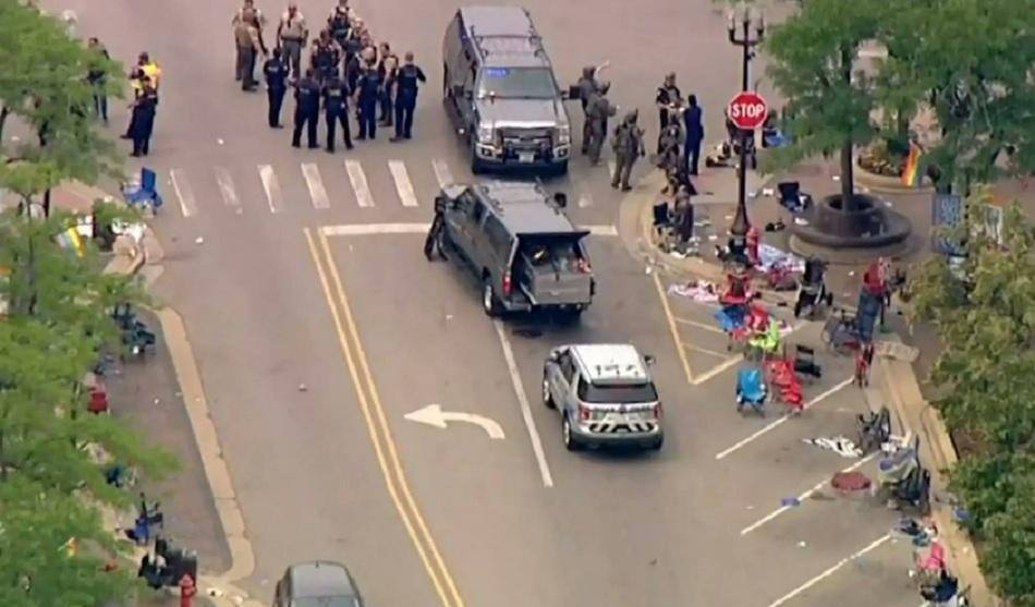 4 de Julio fatal en EEUU: muertos y heridos tras tiroteo en desfile. NA