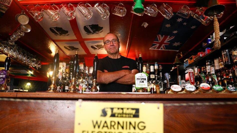 Cerveza, bar inglés, descarga con valla eléctrica, coronavirus en Reino Unido, REUTERES