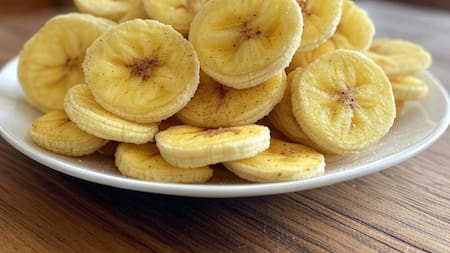 Chips de banana, fácil de preparar y delicioso. Foto: Grok.