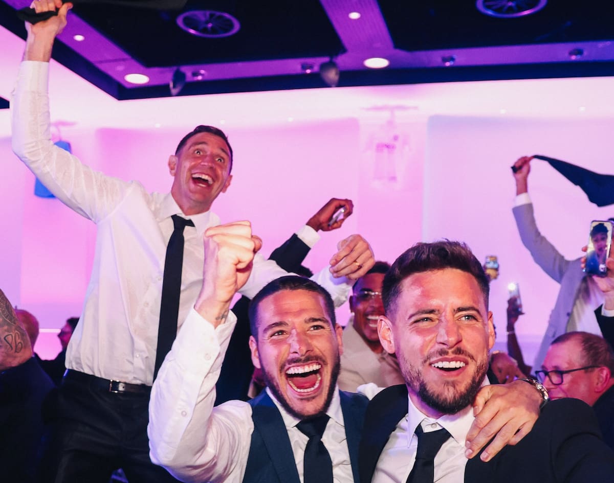 Festejo del Dibu Martinez y Emiliano Buendia tras la clasificación del Aston Villa a la Champions League. Foto: @AVFCOfficial.