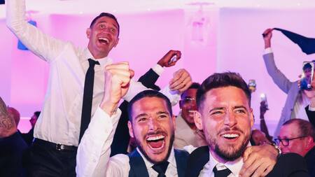 Festejo del Dibu Martinez y Emiliano Buendia tras la clasificación del Aston Villa a la Champions League. Foto: @AVFCOfficial.