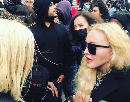 Madonna se sumó con muletas a protesta de Black Lives Matter en Londres contra el racismo