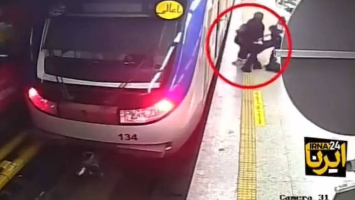 La agresión que habría sufrido Armita Garawand en el subte de Teherán. Foto: Twitter.