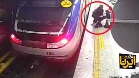 La agresión que habría sufrido Armita Garawand en el subte de Teherán. Foto: Twitter.