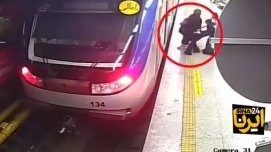 La agresión que habría sufrido Armita Garawand en el subte de Teherán. Foto: Twitter.