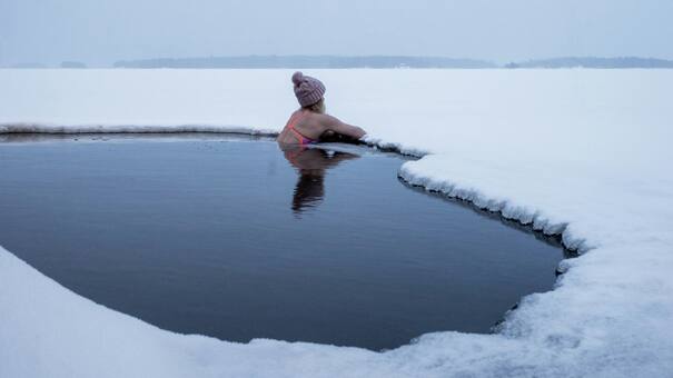 Los beneficios de bañarse en agua helada, la práctica clave para vivir mejor y más tiempo