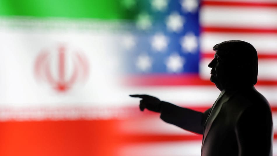 La sombra de Donald Trump sobre las banderas de Irán y EEUU. Foto: Reuters/Dado Ruvic