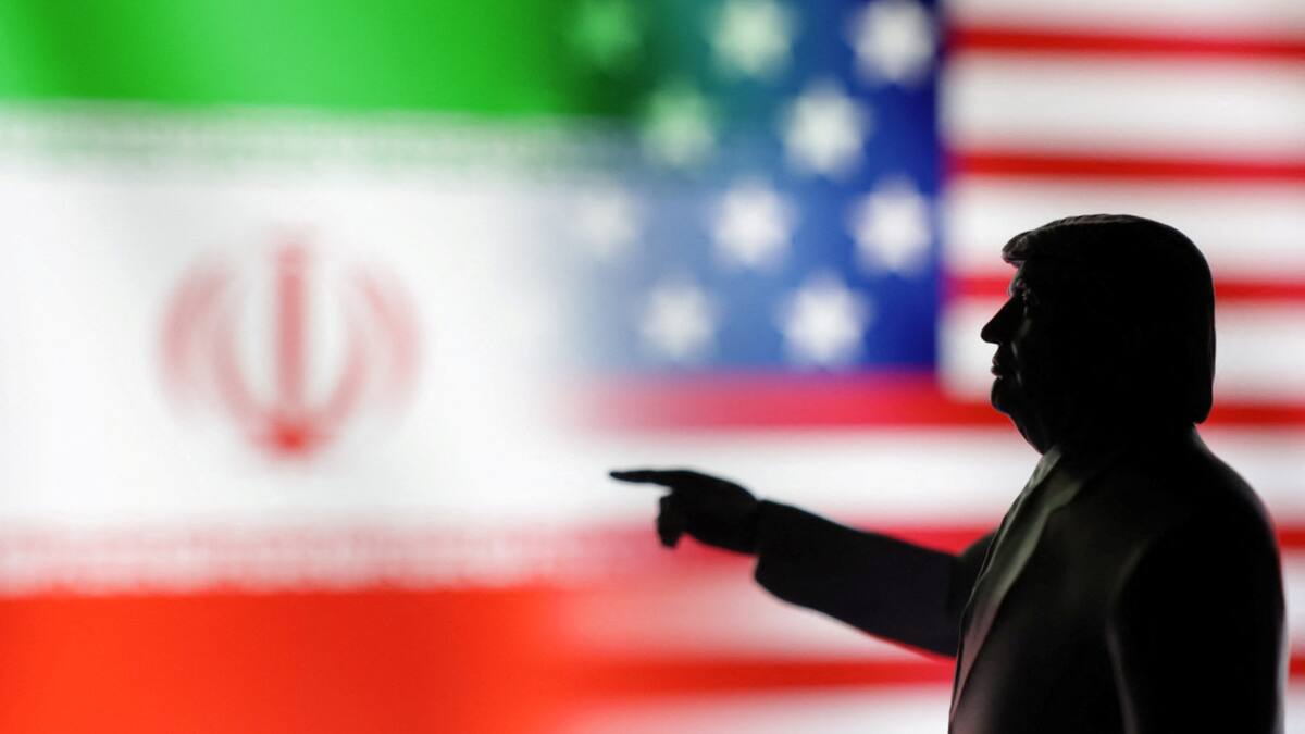La sombra de Donald Trump sobre las banderas de Irán y EEUU. Foto: Reuters/Dado Ruvic