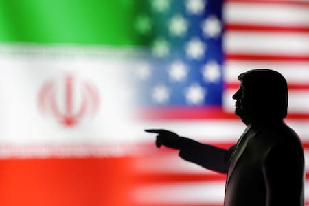 La sombra de Donald Trump sobre las banderas de Irán y EEUU. Foto: Reuters/Dado Ruvic