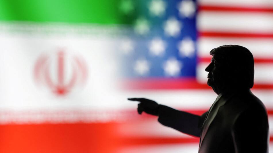 La sombra de Donald Trump sobre las banderas de Irán y EEUU. Foto: Reuters/Dado Ruvic