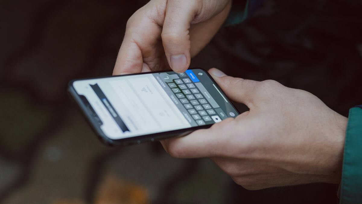 Celular, estafas, ciberseguridad. Fuente: Pexels.