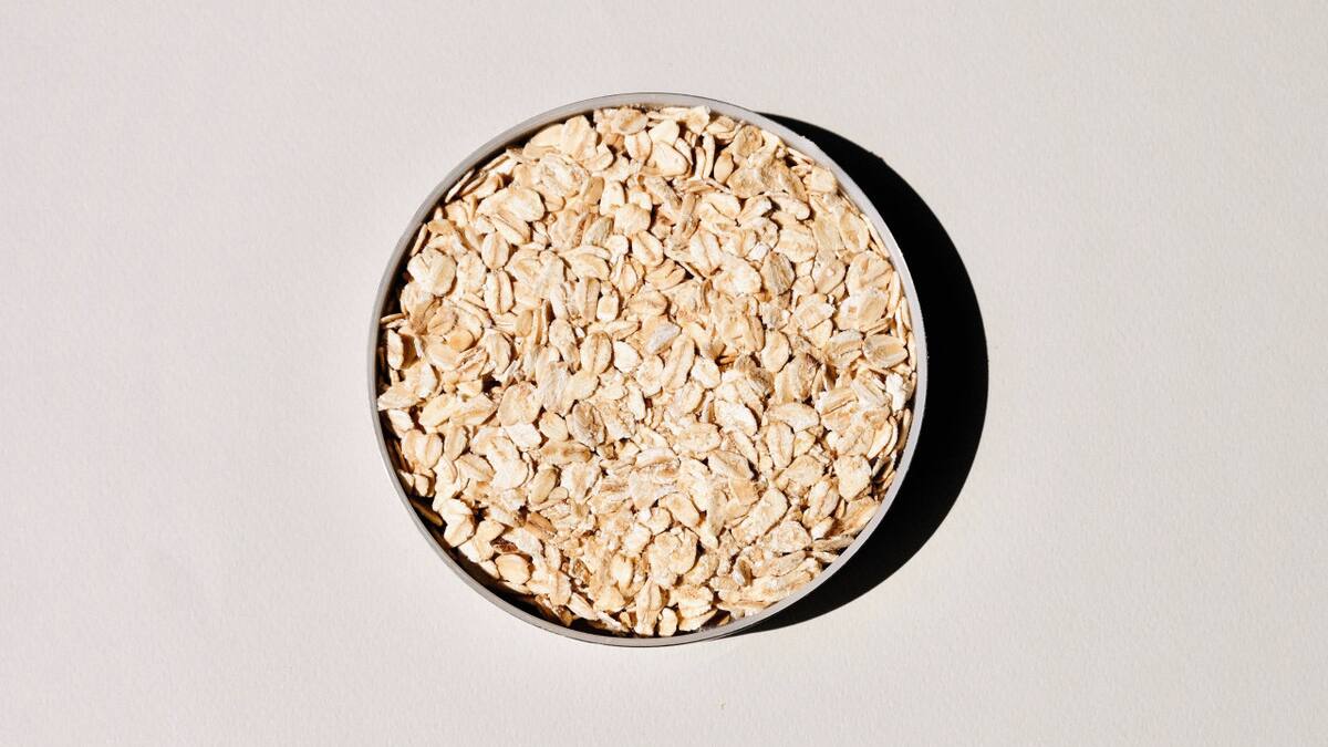 Presente en el desayuno y un aliado del snack: el alimento que se debe consumir en ayunas para reducir el colesterol