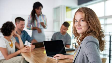 Empoderadas en el #8M: el número de mujeres en cargos directivos creció 12% en un año