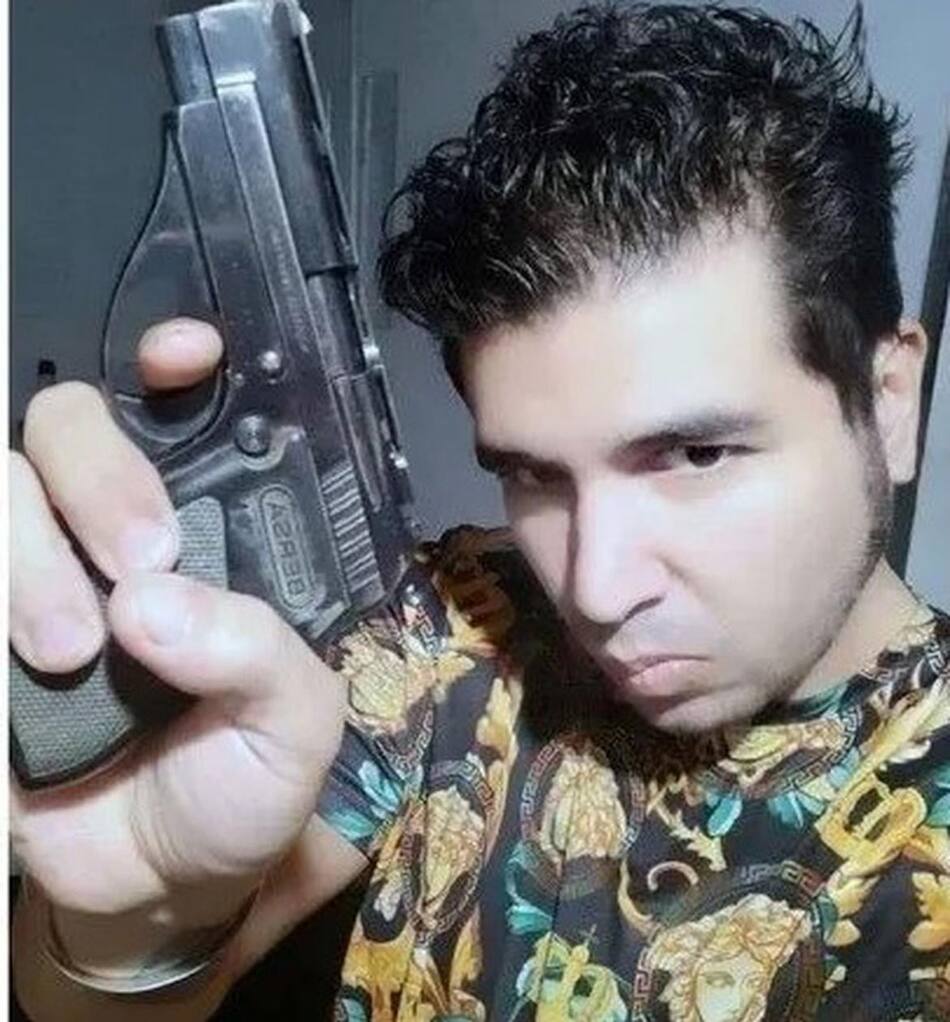 Foto de Fernando Sabag Montiel con el arma del atentado a Cristina Kirchner.