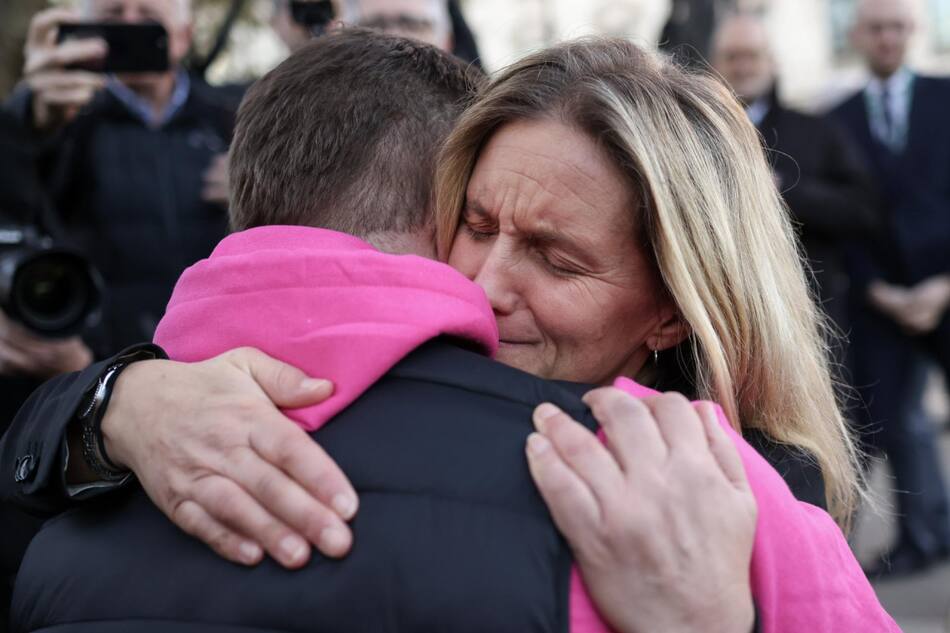 Celebración por la aprobación del suicidio asistido en el Parlamento británico. Foto: EFE.