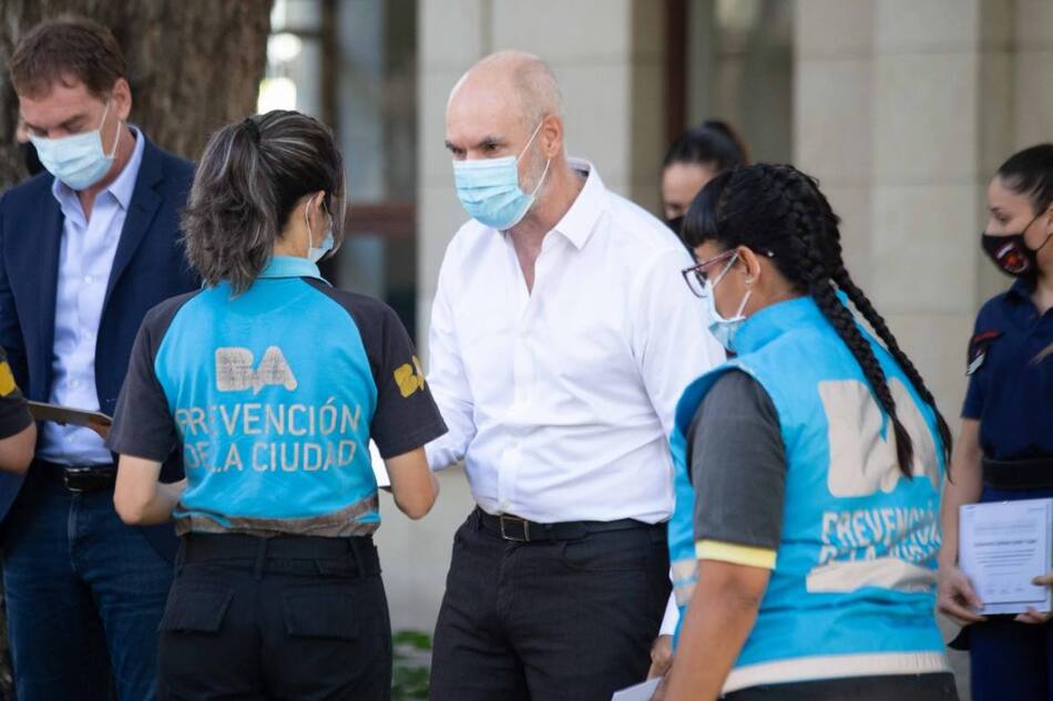 Horacio Rodríguez Larreta junto a una policía, reconocimiento a mujeres de los Cuerpos Uniformados del Sistema Integral de Seguridad Pública, Día de la Mujer, NA