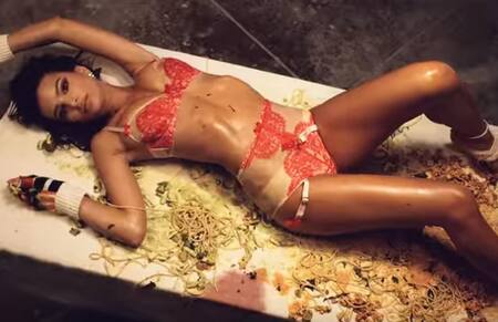 Emily Ratajkowski - Video hot para Navidad