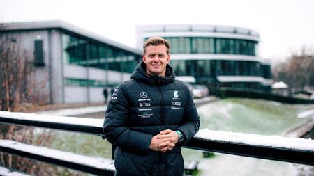 Mick Schumacher en el equipo Mercedes. Foto: @MercedesAMGF1