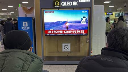 Corea del Norte lanza un misil balístico de rango intermedio al mar de Japón. EFE