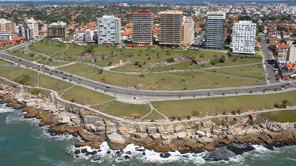 Vacaciones en Mar del Plata: cuánto costará el alquiler de casas, hoteles y carpas en la temporada de verano 2026