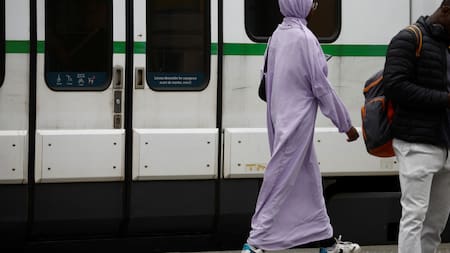El gobierno francés prohíbe el uso del abaya en la escuelas. Foto: REUTERS